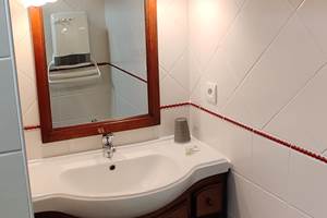Salle de douche chambre d'hôte rouge