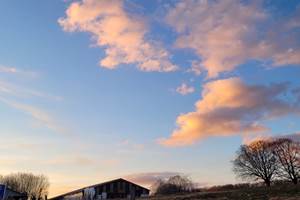 ciel sur le bâtiment agricole