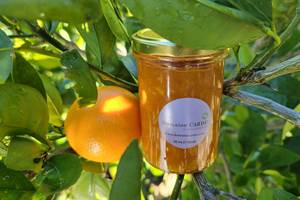 Confiture artisanale maison servie au petit-déjeuner du Domaine Cardu, élaborée avec des fruits du verger.