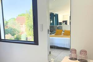 Salle de bain ouverte sur la chambre avec douche et WC séparé