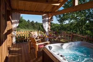 La cabane EPICEA, sa terrasse et son SPA privatif