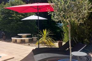 Chaises longues et parasols