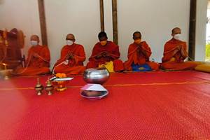 cérémonie de bénédiction par les moines