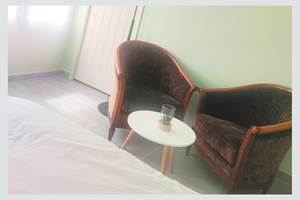 Un espace détente tout en douceur Ambiance reposante et meubles choisis pour leur charme ancien, parfait pour une parenthèse paisible au cœur de La Flotte.
