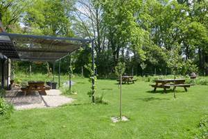 Pergola du gîte avec grande table