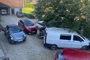 parking privé dans la cour avant