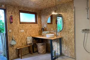 le-nid-de-pie-cabane-dans-les-arbres-salle-de-bain-privative-avec-douche-a-l'italienne-spacieuse