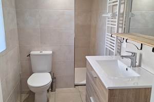 Salle de bain  1ere etage gite 12 personnes faux la montagne creuse