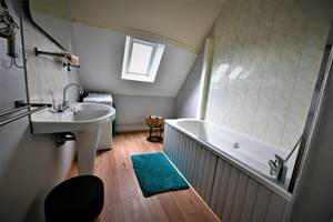 salle de bain tout confort avec lave-linge