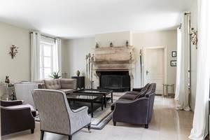 Le grand salon et sa cheminée feu de bois