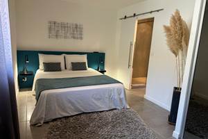 Chambre parentale spacieuse avec literie haut de gamme et ambiance apaisante