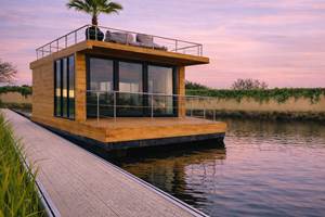 Houseboat vue extérieure amarré sur le canal du Rhône à Sète à Saint-Gilles. Logement atypique en Camargue.