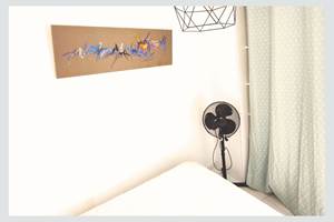 Maison Réthaise 2 – Chambre calme au style épuré Un cadre serein et lumineux, pensé pour le confort et la simplicité, dans une maison pleine de charme au centre de La Flotte.