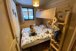 Chambre avec deux lits simple et un lit à étage