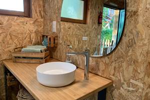 le-nid-de-pie-cabane-dans-les-arbres-salle-de-bain-privative-lavabo