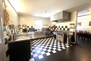 La jolie cuisine tout inox est proche de la salle à manger