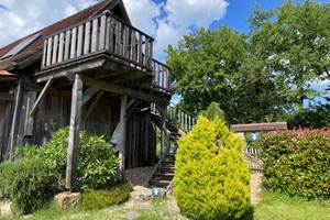 Entrée indépendante & Escaliers - Chambre CASTANG (1er étage)