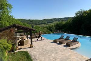Yoga au bord de la piscine