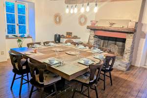 table-dhotes-grande-salle-a-manger-cheminee-bois-saisonnee-centres-aveyron