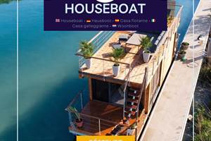 Vue d’un houseboat amarré au port de Saint-Gilles dans le Gard, offrant un cadre paisible entre eau et nature, au cœur d’un environnement typiquement camarguais.