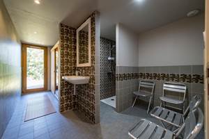 Espace sauna avec sa salle de douche