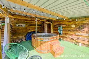 Espace bien-être : bain nordique avec eau chauffée à 38°C et douche extérieure. crédit photo Thibaut Schenkel