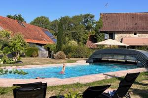 La piscine chauffée du domaine de Louveraude, avec son abri rétractable