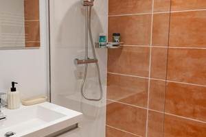 •	salle de bain avec douche à l’italienne