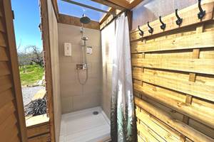 Une douche économique et éducative, équipée d'un compteur d'eau intégré