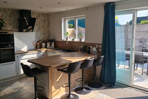 Une grande cuisine ouverte sur un espace de vie de 50m²
