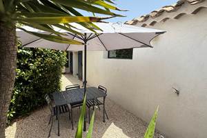 Barbecue et table de jardin pour savourer l’été à l’extérieur