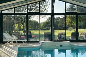 Piscine couverte chauffée vue sur le parc Baden Morbihan