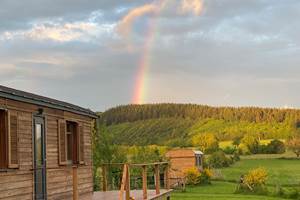 Les terres de la chouette et ses 2 roulottes en pleine nature