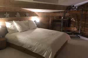 lit queen size a memoire de forme et cheminée romantique Montpellier