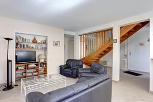 salon et escalier vers l'étage
