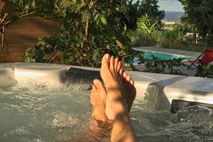 LE PIED.... la piscine et la mer en ligne de mire
