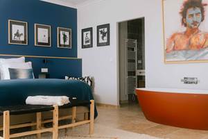 6 BD la suite Royale Marcelle possede une baignoire et une douche