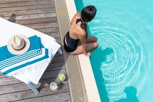 Pause détente au bord de la piscine.