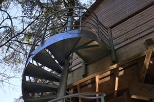 Escalier en colimaçon pour un accès facilité et sécurisé à la cabane dans les arbres