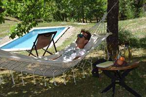 Détente et lecture dans le hamac, maison d'hôtes dans le Lot