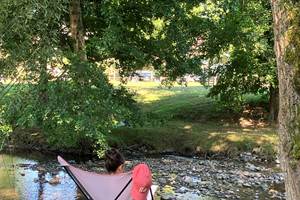 Un bon bouquin au frais au bord de la rivière
