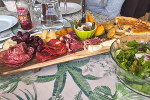 Planche dînatoire généreuse à partager au bord de la piscine ou en terrasse