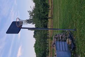 Parc commun avec panier de basket