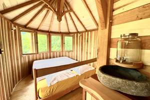 chambre arrondie et grand lit