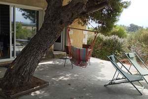 terrasse privative à l'ombre des pins