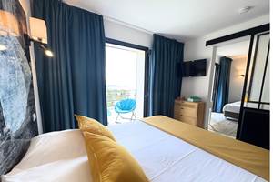 Chambre d'hôtes proche plage avec verrière donnant accès à la chambre d'enfants