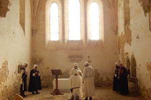 Frères dans la chapelle