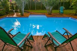 Piscine-tropicale-eau-turquoise-palmiers-royaux-detente-sainte-anne-guadeloupe-l-or-des-caraibes