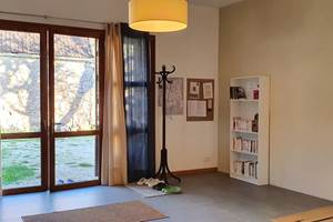 Pièce commune - Entrée et coin lecture