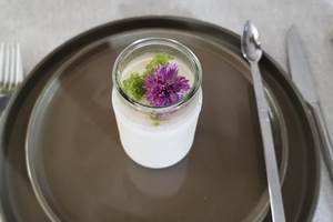 Pannacotta de chèvre, infusé au thym frais